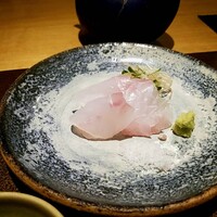 日本料理FUJI - 皆様には前回いただいた黒ムツ。私にはハタをご用意くださいました。噛み応え、脂の乗りも好み。煎り酒で頂ました。美しいグラデーション♡