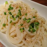 コリアンダイニング クオンズ - ピリ辛肉汁うどん 麺アップ！