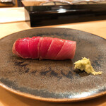 木挽町 とも樹 - 湯引後50分ヅケにした塩釜の鮪のにぎり