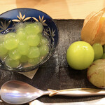 木挽町 とも樹 - 四種のぶどう(デラウェア・シャインマスカット・レディースフィンガー・巨峰)とほうずき