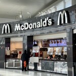 McDonald's - 店舗外観。写真には写っていませんが、写真向かって左側にこのエリアの飲食店共用のテーブル席が並んでいます。