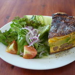 ハーブソーセージとパプリカとアボガドのキッシュ