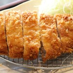 ダイニング キッチン どん - 国産豚厚切りロースかつのアップ