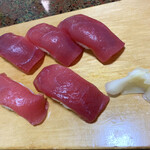 すし徳 - サービスの「まぐろ赤身の握り」ですが、一貫食べちゃいました…(^◇^;)