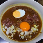 牛すじカレー 小さなカレー家 - 生玉子…イン!