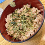 一本気 - 鶏チャーシュー丼
      
      どんぶりの縁にはわさび