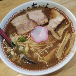 麺屋 あがら  - 豚骨中華そば750円(税込)+麺大盛150円
      デフォでチャーシュー３枚ってコスパ良すぎ！
      そして滅茶苦茶美味い！度肝抜かれました★★★
      凄く濃いし しょっぱい筈なんだけど、やめられない止まらない！