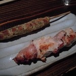 酒盃 - 左：自家製つくね　右：比内地鶏串焼