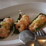 チーロ - 海老をレモンの葉に乗せて焼いた