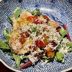 とり茶太郎 - ほろほろ鳥のムネとモモのサラダ　佐藤錦と山わさびにサラダ春菊と赤軸法蓮草の組み合わせです