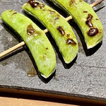 とり茶太郎 - さやえんどうをいただいてちょっと興奮を収めます