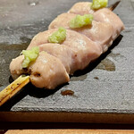 とり茶太郎 - ささみさび焼きです　よく焼鳥は味の薄いものから順番にと言いますがささみでも味が濃いのでこのタイミングでいいと思います　順番決まってるわけでもないし