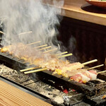 とり茶太郎 - 焼き台からはもうもうと煙が立ち上りますがあっという間に換気されてバイバイです