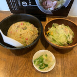 佐野ラ－メン たかの - チャーハンセット。サラダ、お漬物まで抜かりなく旨い❣️