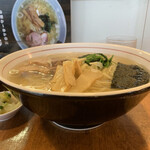 佐野ラ－メン たかの - 大盛は紺色の丼で来る。