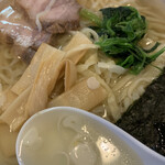 佐野ラ－メン たかの - 後引くスープ。完飲必至の極旨スープ❣️…新座の塩の名店は食べた事無いのだが、良い勝負をしてると勝手に思ってる！