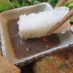 フォーベトナム - 米麺に、エビ発酵調味料のタレを付けて食べます
