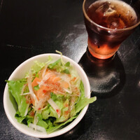 鉄板ダイニング 哲 - 黒烏龍茶とサラダ