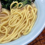 横濱家系ラーメン うめ鬼 - 萬壽製麺の中太ストレート麺。