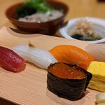 Set of 5 pieces of nigiri and kake soba