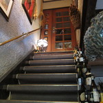 ヴィラ・アフガン - 一階の待合から二階を望む