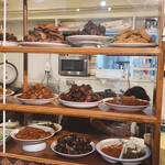 MONGGO MORO - 1・2段目がメイン、3段目はつけあわせやスパイスが並びます