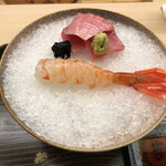 片折 - 氷見 夏鮪 32㌔と特大ボタン海老の造り
      →まずは夏鮪！この夜は今日取れの腹と1日寝かせの背の夏鮪の食べ比べを楽しませてくださいました(^O^)／両者は食べればわかる程明らかに食感に変化があって…