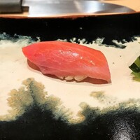 鮨 龍次郎 - 挨拶がわりの鮪一貫