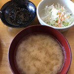 Shokujidokoro Shinkou - 海鮮丼に付いてくる小鉢とサラダと味噌汁