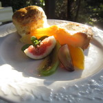 上段の料理（スコーン）