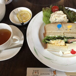 カフェ フロインドリーブ - ハムチェダーアンドエッグサンド、紅茶