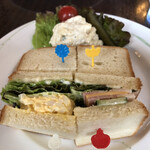 カフェ フロインドリーブ - ハムチェダーアンドエッグサンド　アップ