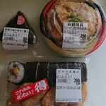 むすんでひらいて - 料理写真:手作りおにぎり（鮭）106円/ボリュームかつ丼　321円/ジャンボ助六　429円