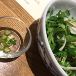 ワインとお料理 ことり - 青唐辛子が添えられます。少量でも激辛。