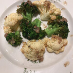 ワインとお料理 ことり - ブロッコリーとカリフラワーの焼きサラダ アンチョビのソース