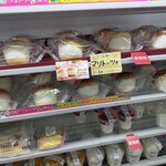 セブンイレブン - 料理写真:マリトッツォはたくさん並んでいます