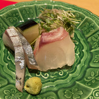 賛否両論 名古屋 - 【お造り】三重県産の真鯛、愛媛県産の縞鯵のお造り、合わせ薬味と水茄子添え、ししとう醤油、特製醤油