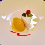 ランチ：デザート盛り合わせ　レアーチーズケーキ＆マンゴーアイス（食べログクーポン）