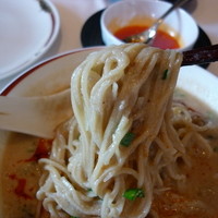 龍天門 - 麺にスープが絡みます