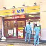 Matsuya - 「松屋 長後店」です。 先程から、人がどんどん集まってきては、店内に入っていきます。