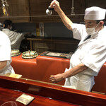 草喰 なかひがし - エスプレッソを入れる中東氏