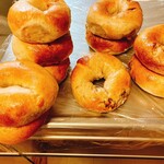 レディオベーグル - くるみベーグルとプレーンベーグル