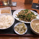 十八番 - 青椒肉絲定食(950円)