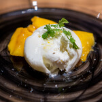 FISH MARKET Ebisu - 沖繩產芒果與布拉塔起司