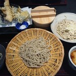 蕎麦 やすたけ - 天そばセット(二種類のそばと天ぷら) とろろそばとざるそば  天ぷらの衣は厚目 細麺を頼んだけど、太め  とろろとざるでは、つゆの味が違っていて、とろろのつゆがとても好みで美味しかった