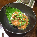 三酉屋 - クリームチーズ酒盗がけ550円