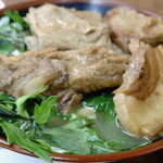 Uchina Suba Yaji Guwa - ”ソーキそば”の”ソーキ”は３本、追加トッピングの”三枚肉”で、豪華なお肉が勢揃い。