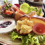 こぶた食堂 - タマゴとツナのホットサンド。どちらにもハムも入っているっ。