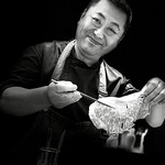 154136690 - 恰幅の良い菰田シェフが登場。目の前で薄い牛肉をしゃぶしゃぶし始める。お料理しながら、西麻布の新店舗『Ji-Cube』のお話に。