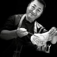 4000 Chinese Restaurant - 恰幅の良い菰田シェフが登場。目の前で薄い牛肉をしゃぶしゃぶし始める。お料理しながら、西麻布の新店舗『Ji-Cube』のお話に。